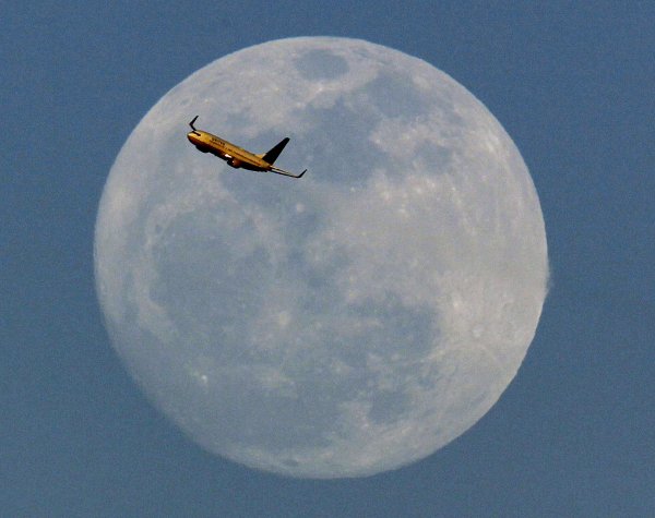 Истребитель на фоне Луны