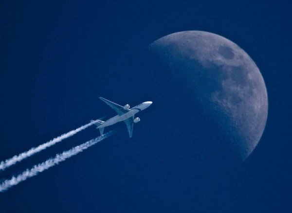 Самолет и Луна