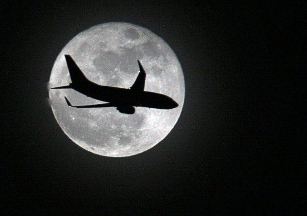 Самолёт Бэтмена на фоне Луны