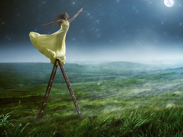 Девушка тянется