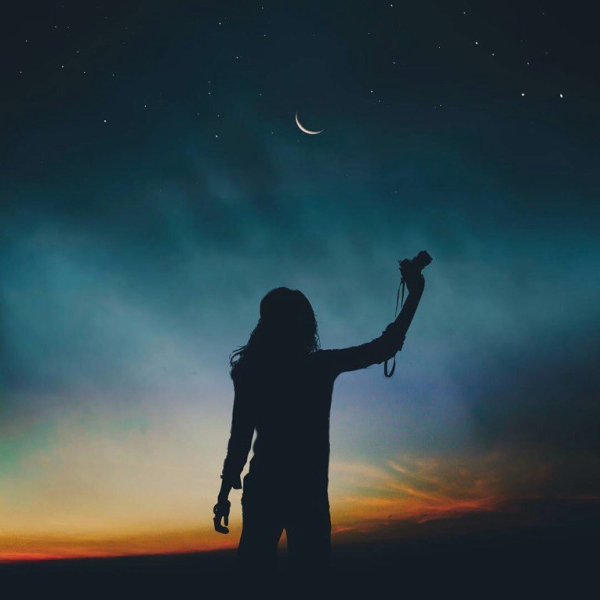 Девочка тянется к небу