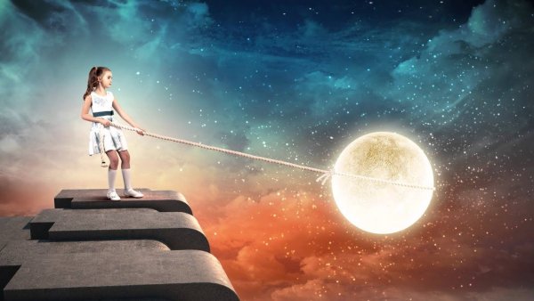 Девочка на канате на фоне Луны