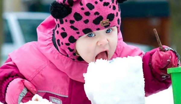 Ребенок ест снег