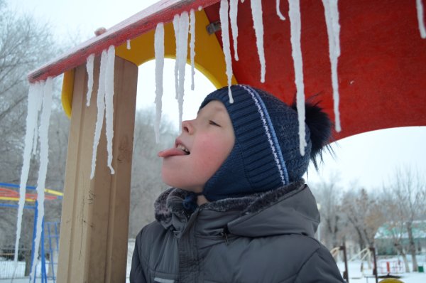 Дети зимой сосульки
