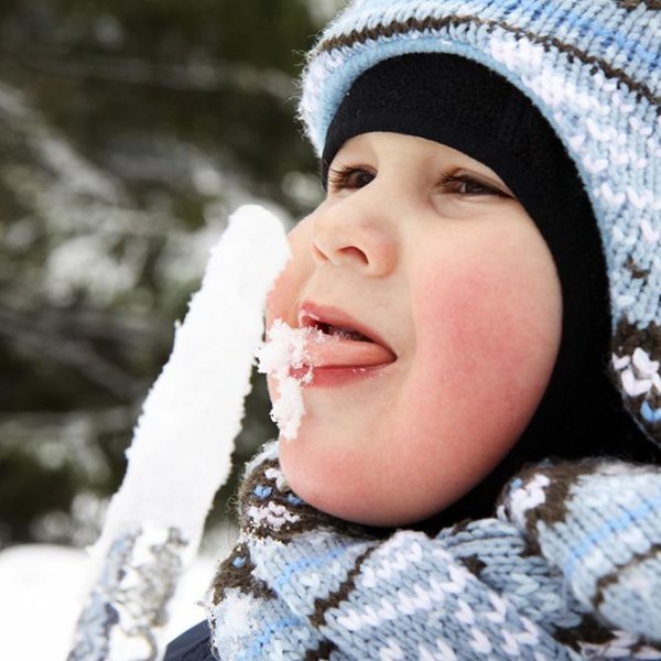 Дети едят сосульки