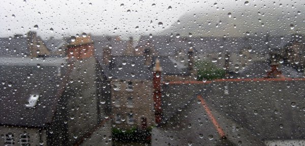 Мокрый снег на окне