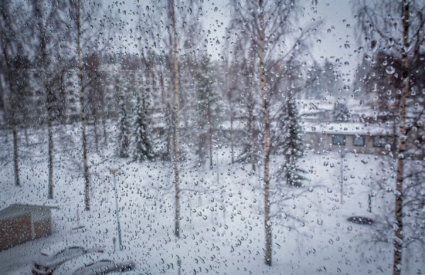За окном снег и дождь