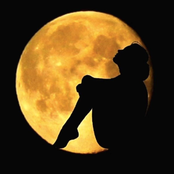 Силуэт человека на фоне Луны