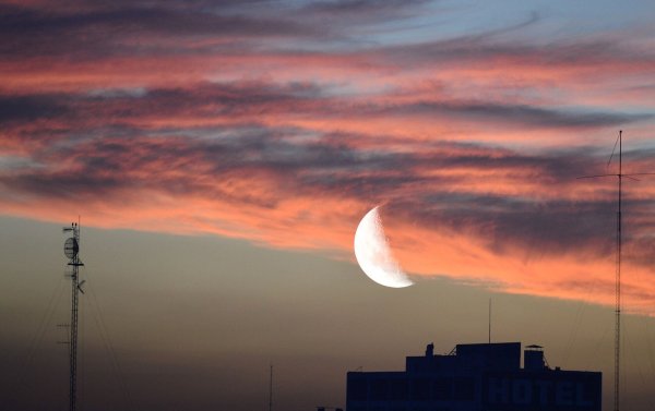 Луна над зданием