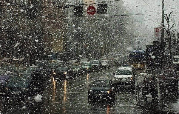 Пасмурно и снегопад в городе