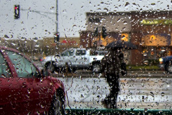 Заливает дождь