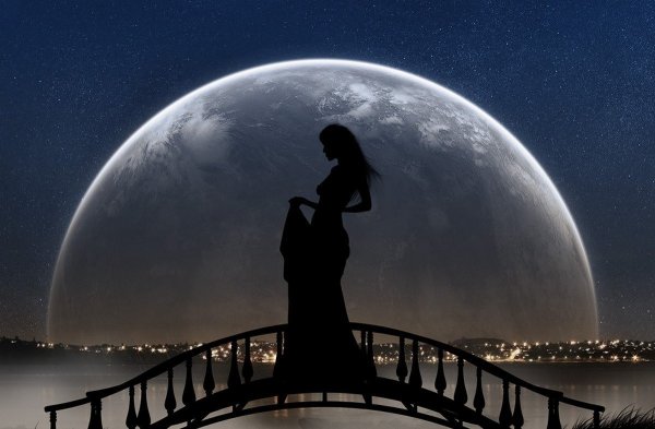 Девушка на фоне Луны