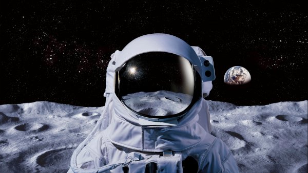 Космонавт в космосе
