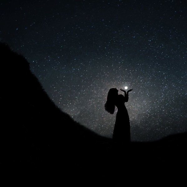 Силуэт в темноте