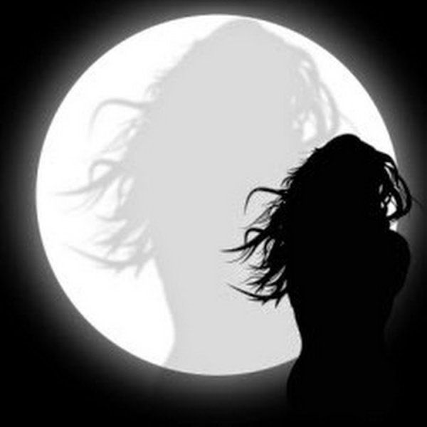 Девушка на фоне Луны