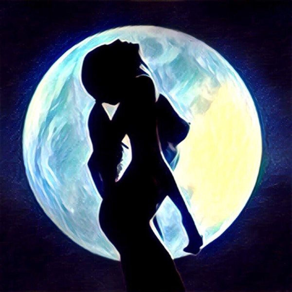 Силуэт женщины при Луне