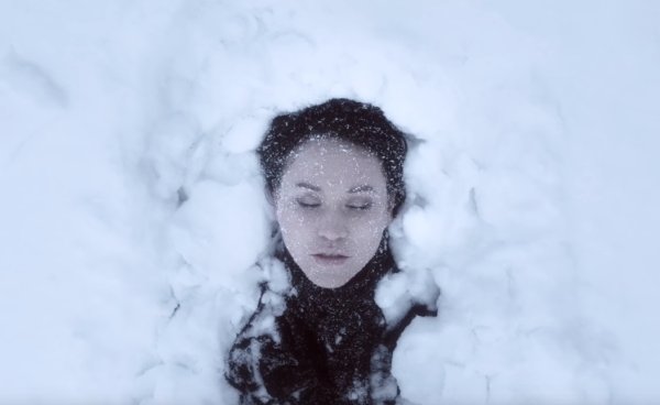 Негритянка на снегу