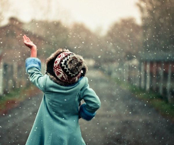 Девочка со снежинкой в руках