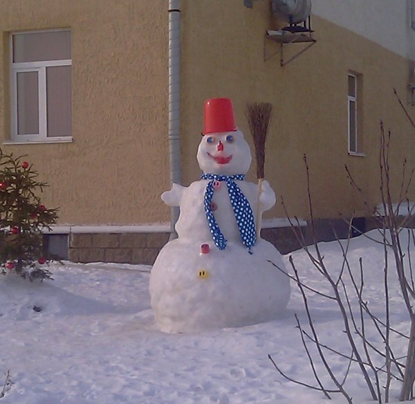 Веселые Снеговики во дворе