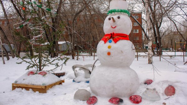 Снеговик фигура из снега