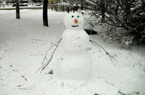 Снеговик во дворе