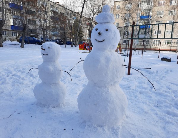 Снеговик во дворе