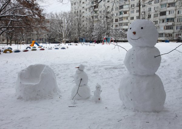 Снеговик во дворе