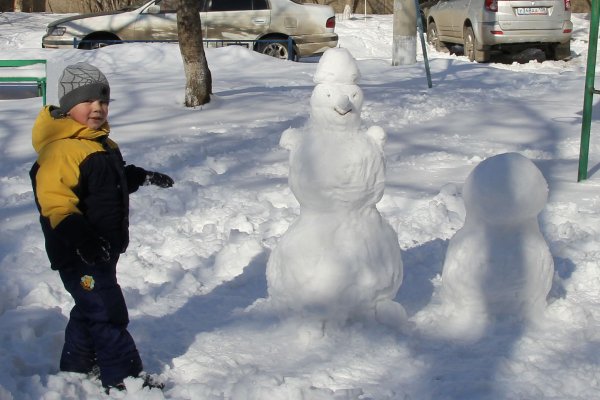 Снеговик слепленный детьми