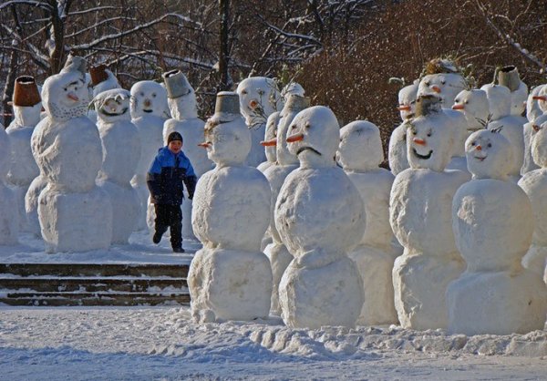 Много снега и Снеговик