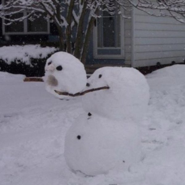 Снеговик с ногами из снега