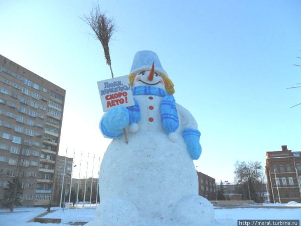 Снеговик в Рыбинске на площади Дерунова