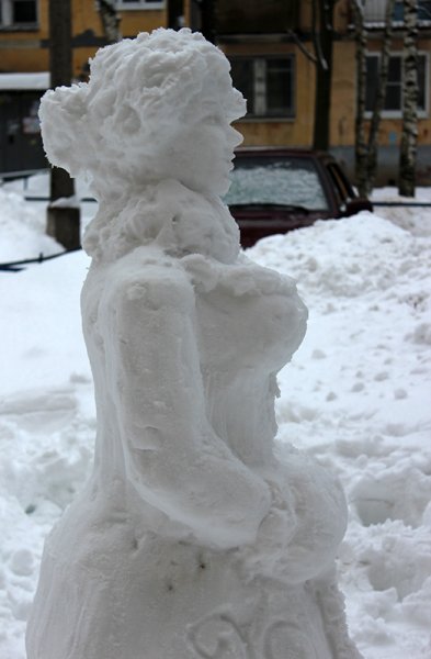 Снежная скульптура женщины