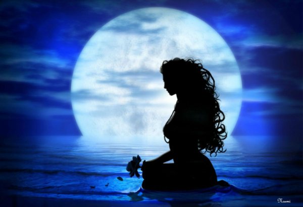 Девушка на фоне Луны