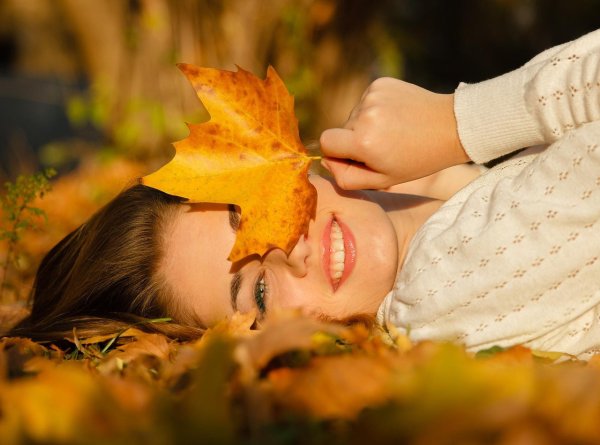 Девушка с осенними листьями