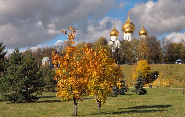 Успенский собор Ярославль осень