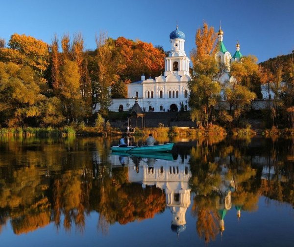 Осенью Святогорский монастырь