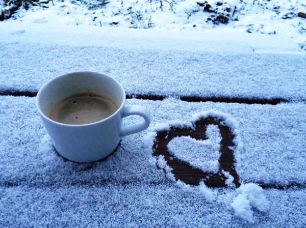 Кружка кофе на снегу