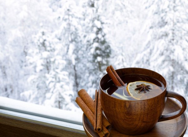 Чай на зимнем фоне