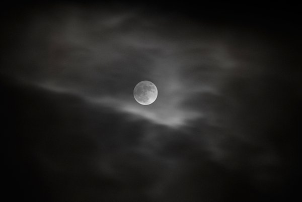 Луна сквозь туман