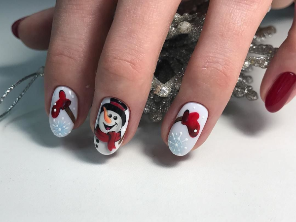 Красный маникюр со снеговиком