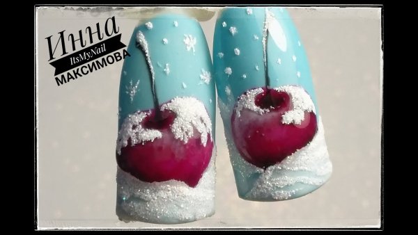 Вишня в снегу на ногтях
