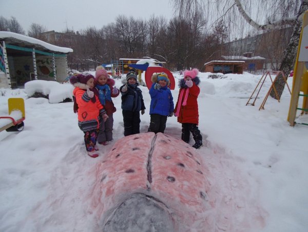За уборку снега на участке детского сада