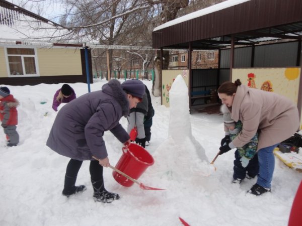 Уборка снега на участке детского сада