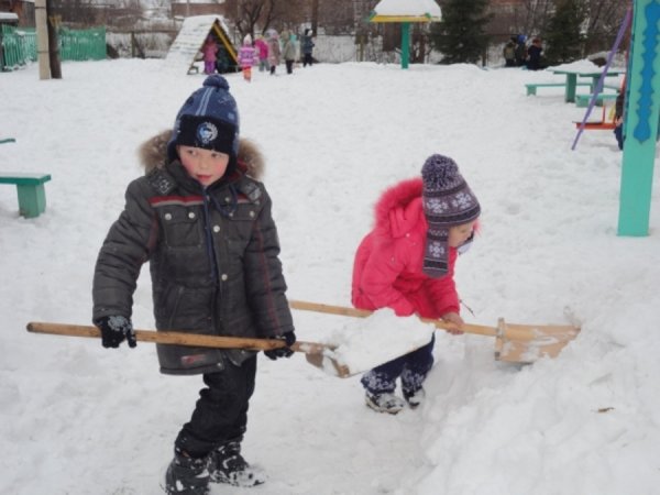 Дети убирают снег