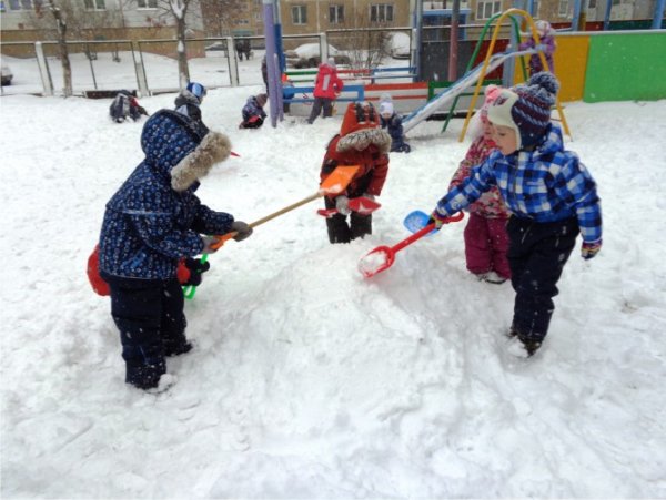 Труд зимой на участке детского сада