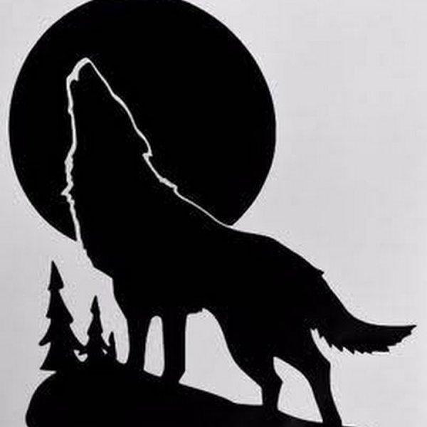 Силуэт волка воющего на луну