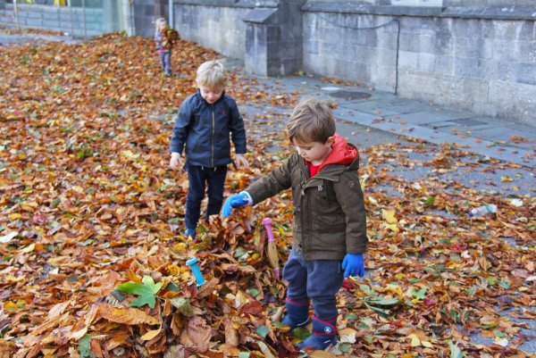 Дети на улице осенью