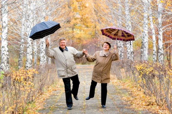 Пожилые люди осень