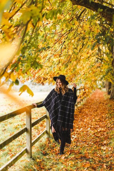 Люди в осеннем парке