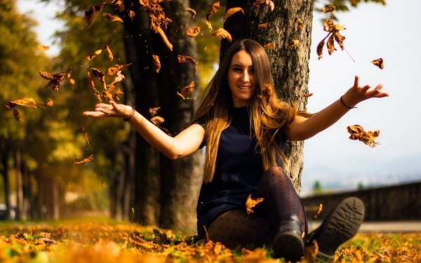 Девушка в листве